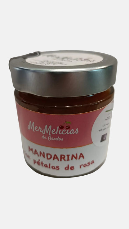 mermelicias de mandarina con pétalos de rosa