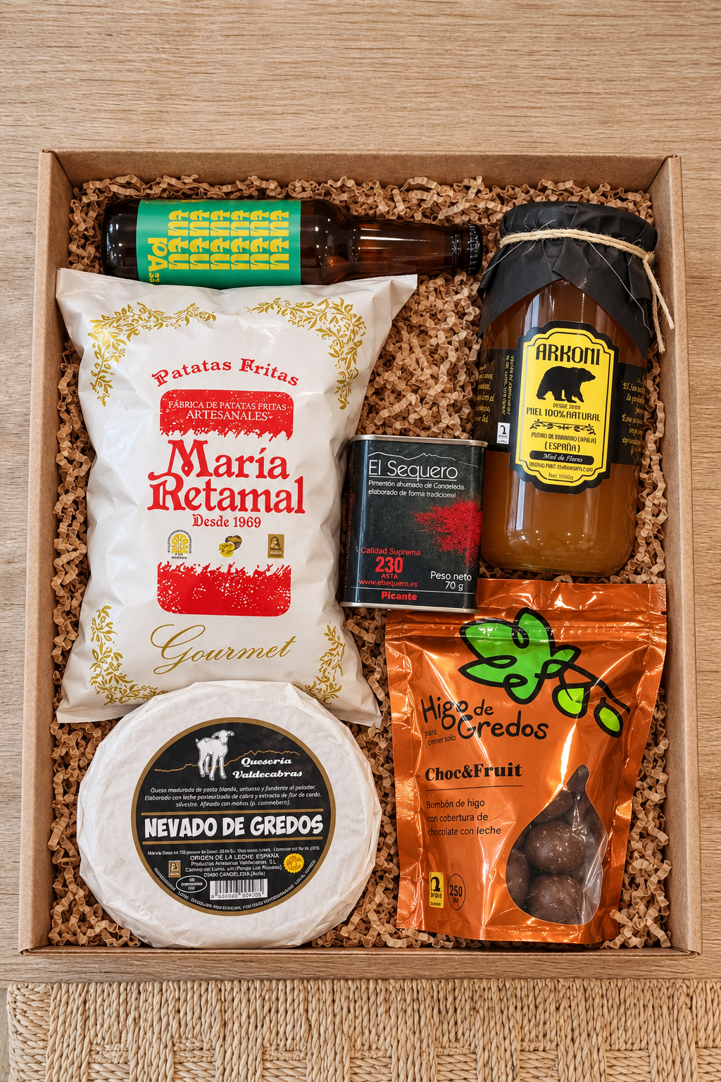 Pack gourmet en caja con queso Nevado de Gredos, miel Arkoni, pimentón El Sequero, patatas María Retamal, higos con chocolate con leche y cerveza TUPA IPA.