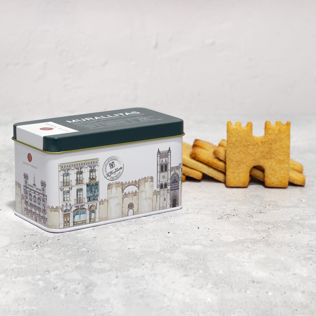 Lata de Murallitas Santa Teresa de 250 g junto a galletas de mantequilla con forma de muralla