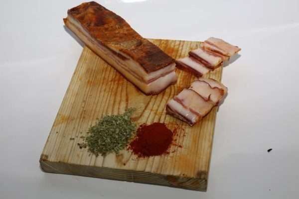 Panceta ibérica curada adobada Embutidos Gómez cortada