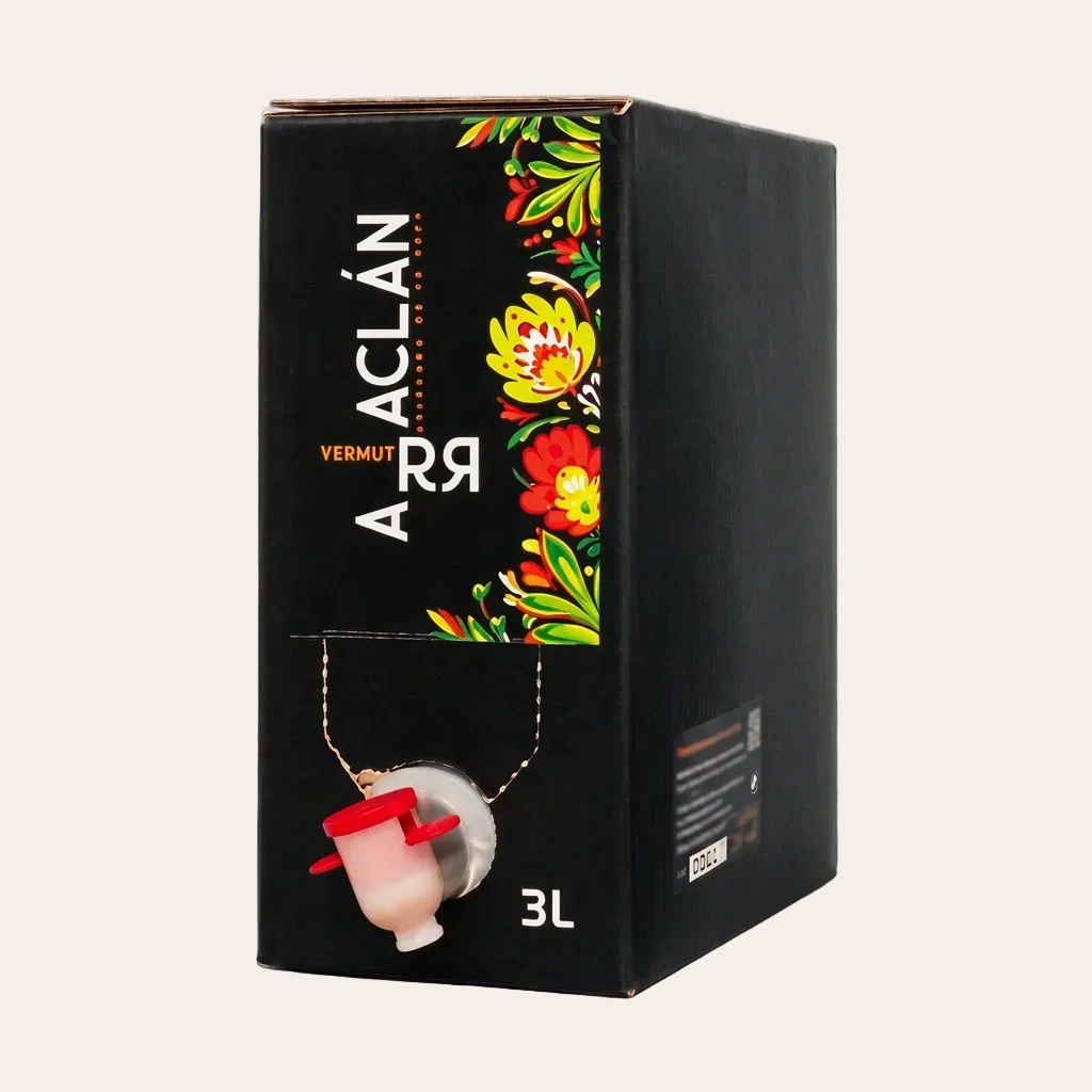Vermut Arraclán de La Vera en bag in box negro de 3 litros con grifo rojo, sobre fondo blanco