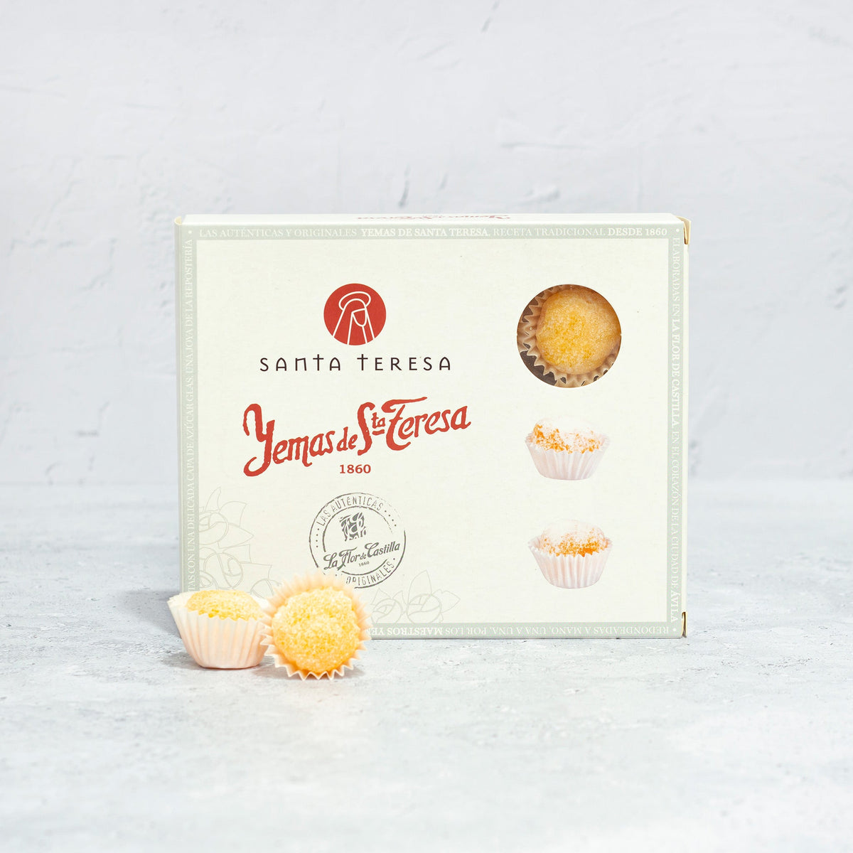 Caja de 12 yemas clásicas Santa Teresa de Ávila, 140 g, junto a dos yemas